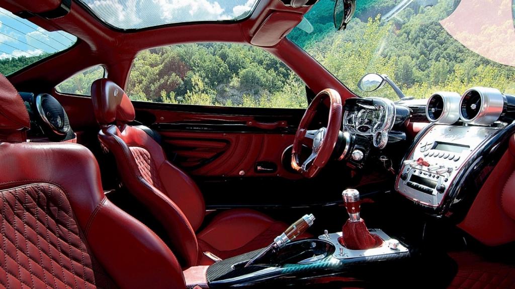 汽车Zonda STop Gear的陡峭的内部