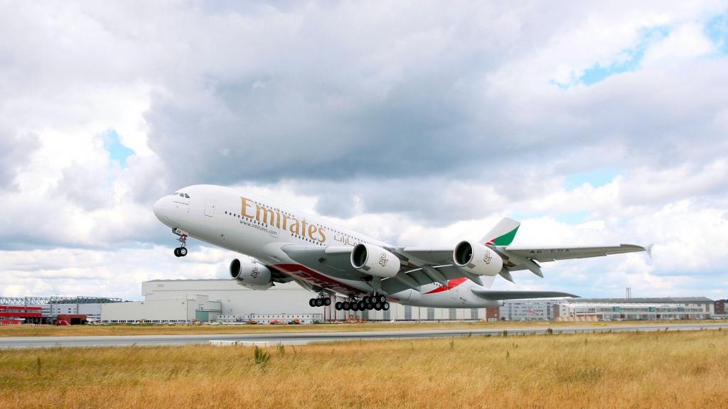 空中客车A380在跑道的航空公司酋长管辖区