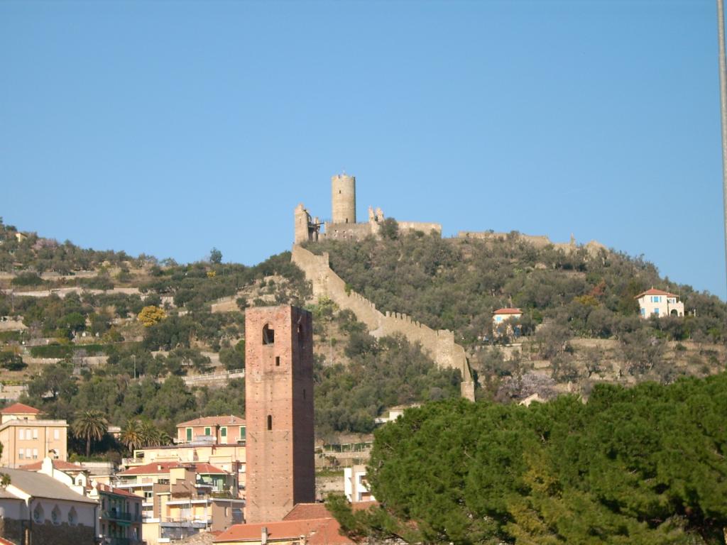 塔在意大利诺利度假胜地的堡垒背景