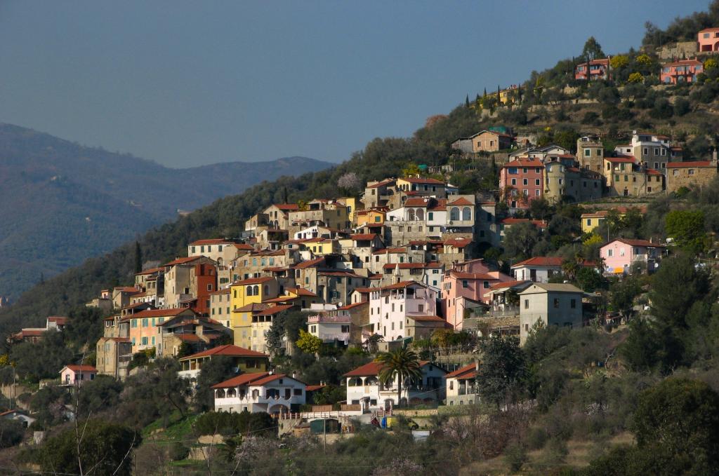 在因佩里亚，意大利的度假胜地山坡上的房子