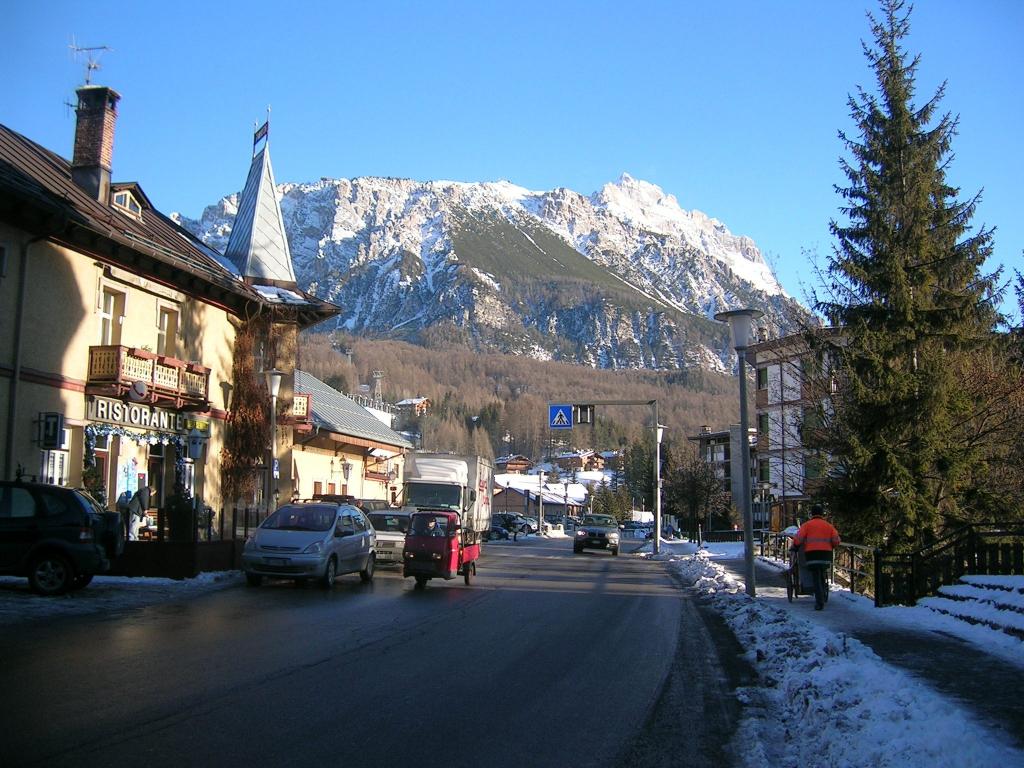 在科尔蒂纳丹佩佐，意大利滑雪胜地的城市街道