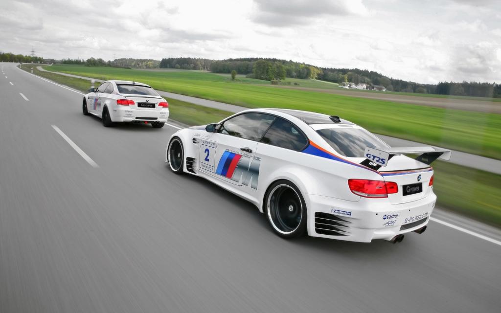 在白色汽车上驾驶BMW M3 GTS