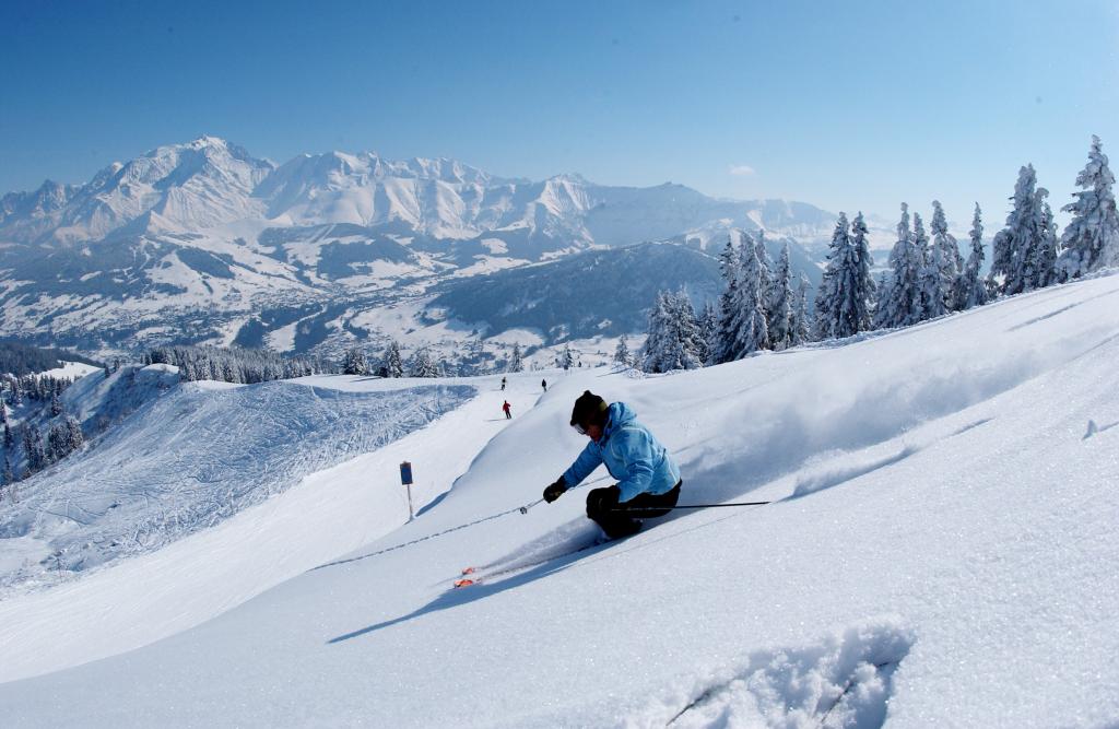 在法国梅杰夫滑雪胜地滑雪