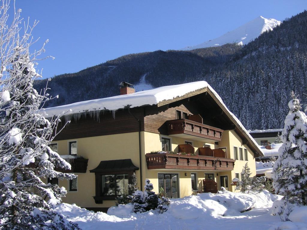 冰雪覆盖的酒店在奥地利巴特霍夫加施泰因的度假胜地