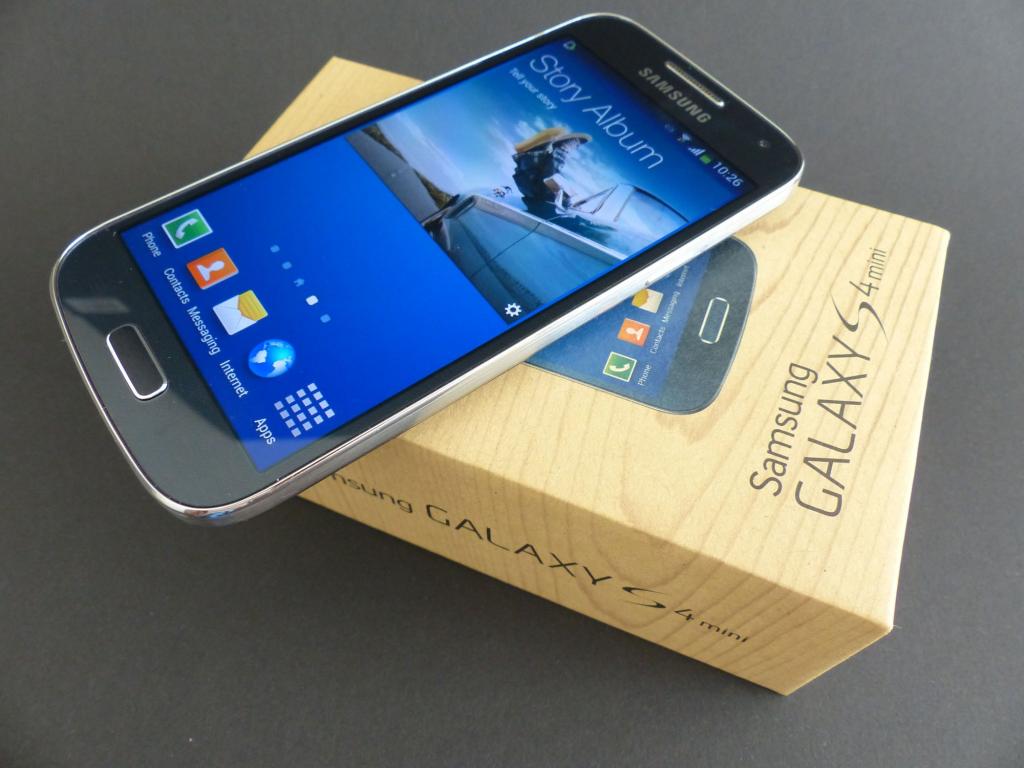 三星Galaxy S4 Mini和盒子