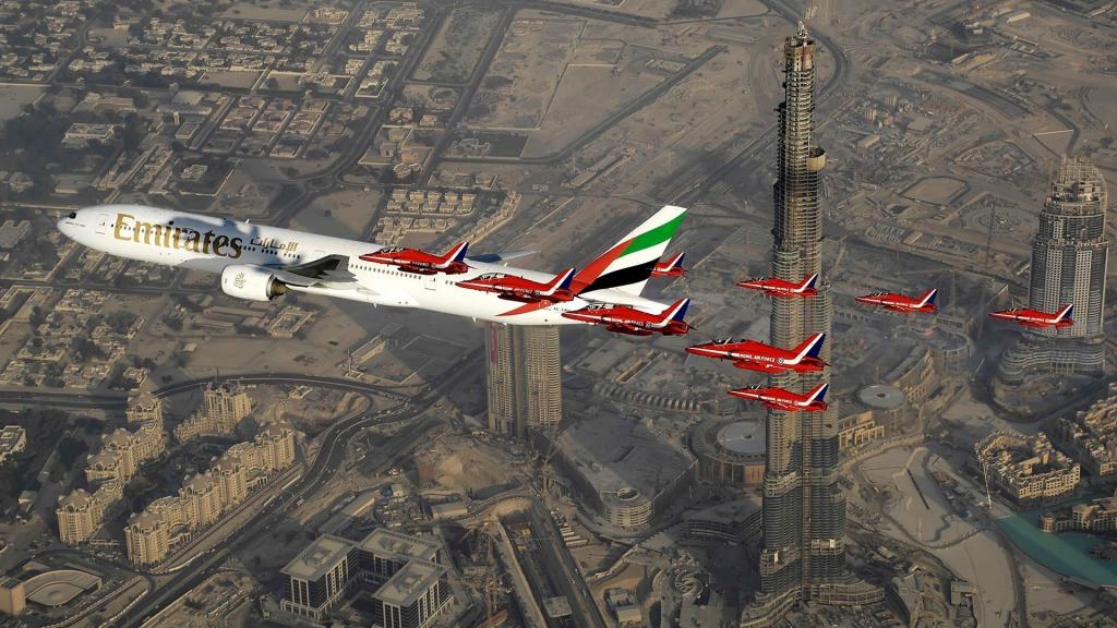 在摩天大楼的飞机在迪拜