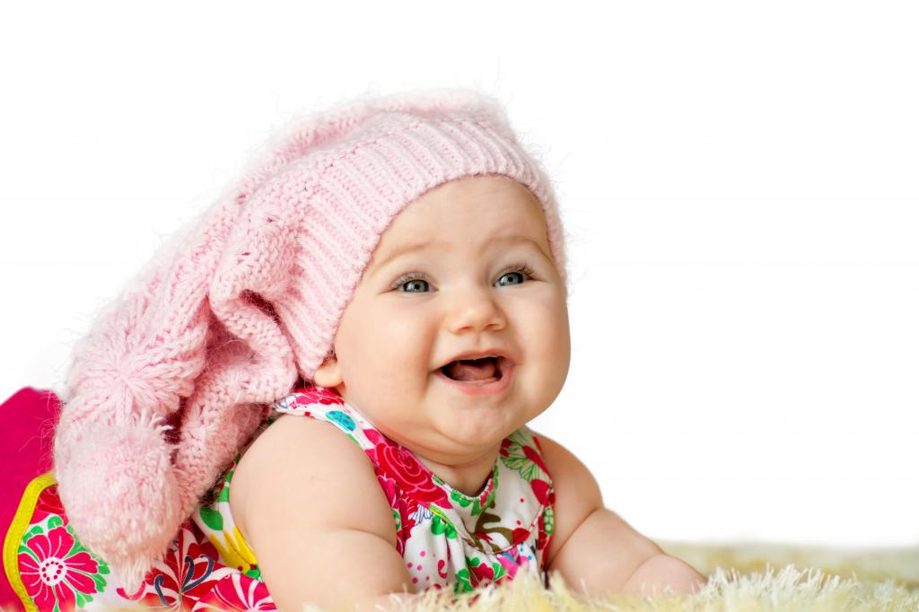 一个可爱的小微笑女孩在一个大的粉红色的帽子