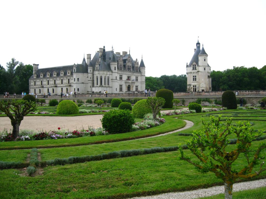 在城堡前的豪华公园在法国卢瓦尔河