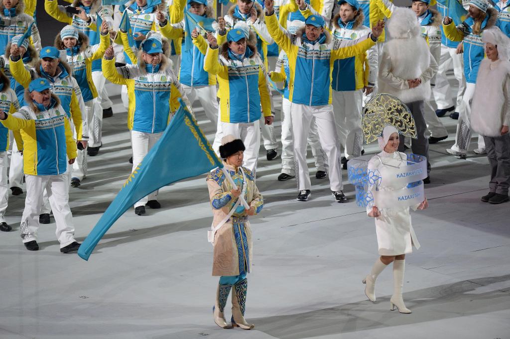 哈萨克斯坦队在索契奥运会开幕式上