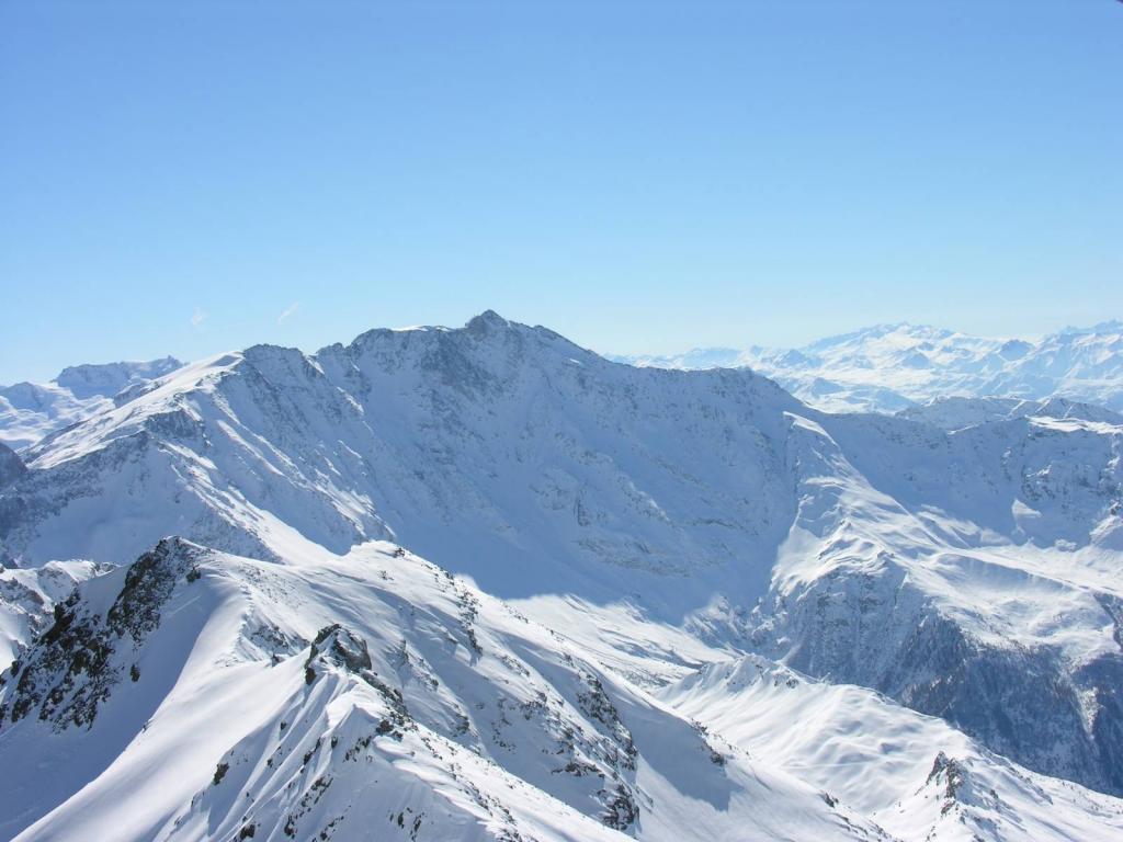 在Les弧，法国滑雪胜地的山峰