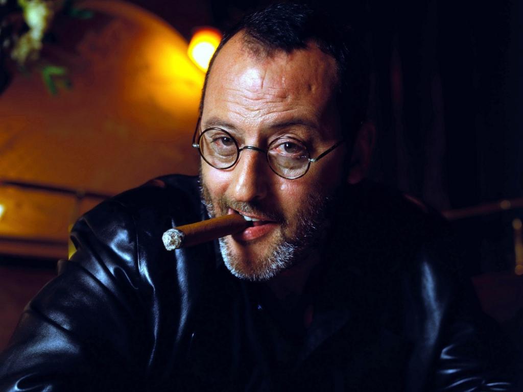 Jean Reno带着一支雪茄