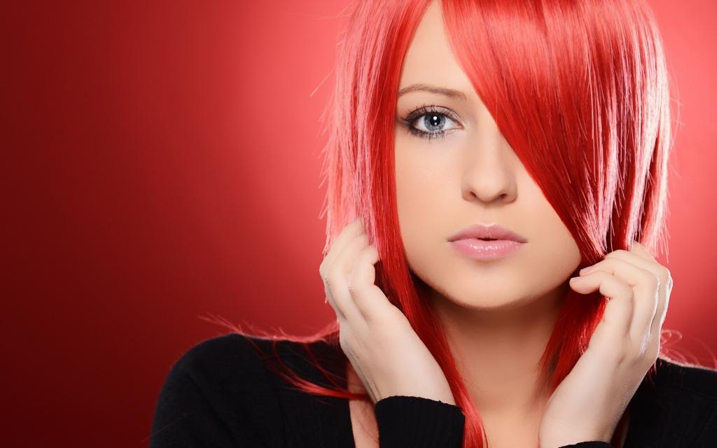 红色背景上的红头发女孩