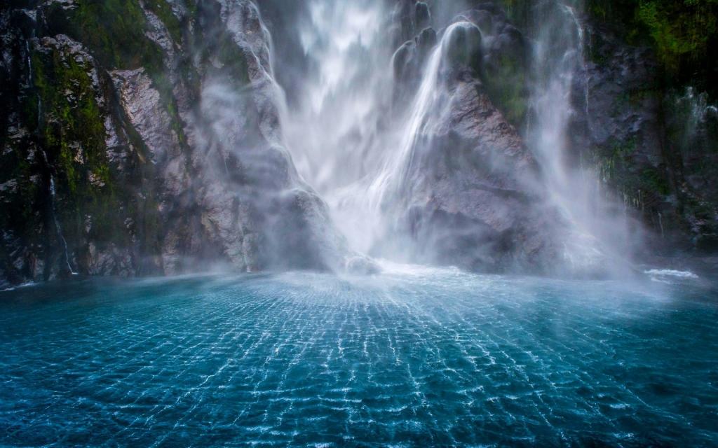 壮丽的瀑布在新西兰米尔福德峡湾