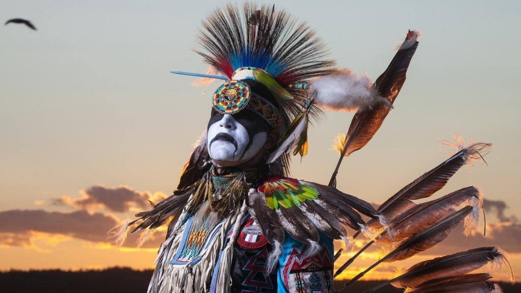 传统服装的美国原住民