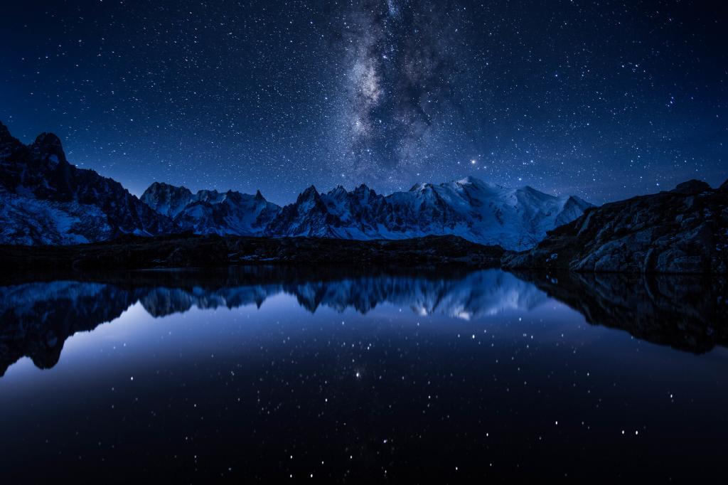 天空中的银河在高山湖泊上