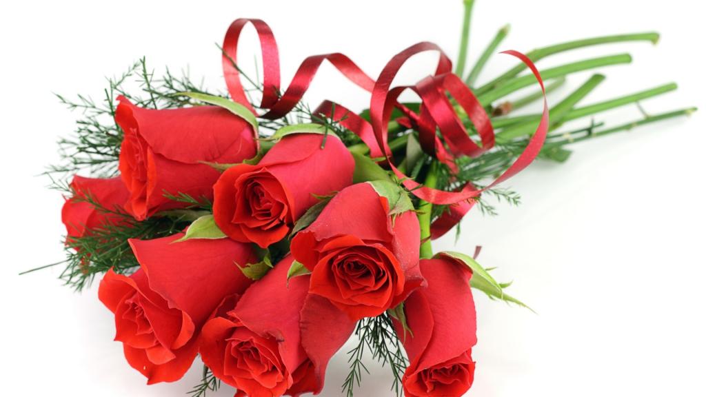 在一张白色桌上装饰红玫瑰三月八日