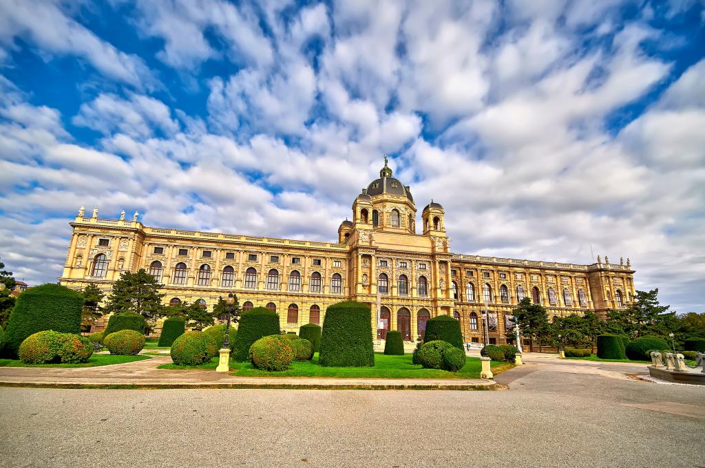 艺术史博物馆在美丽的天空下，维也纳。