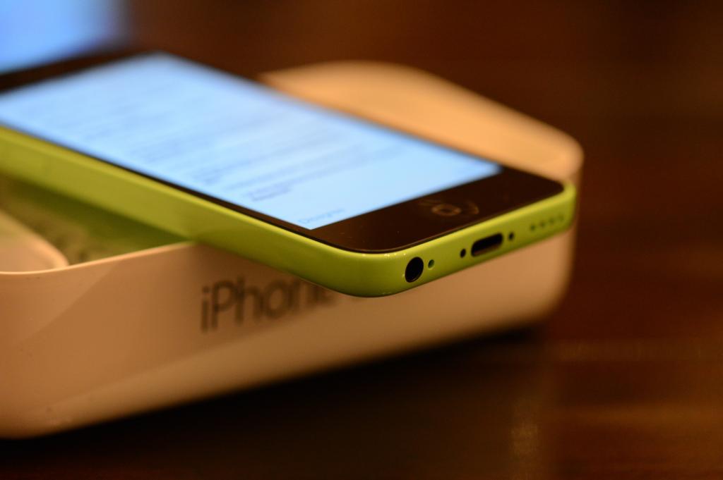 新的绿色Iphone 5C特写镜头