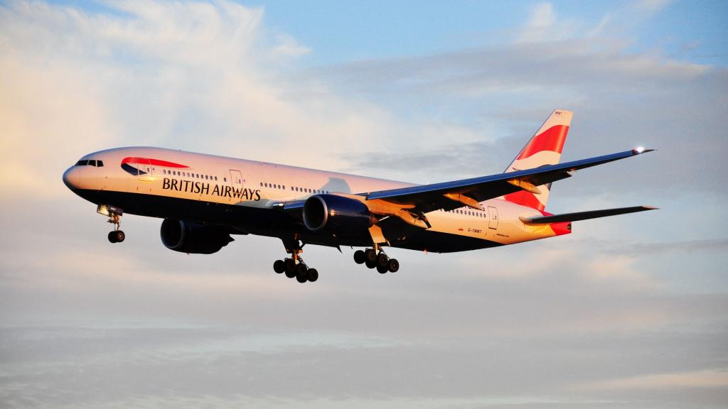 英国航空公司波音777在黎明时飞行