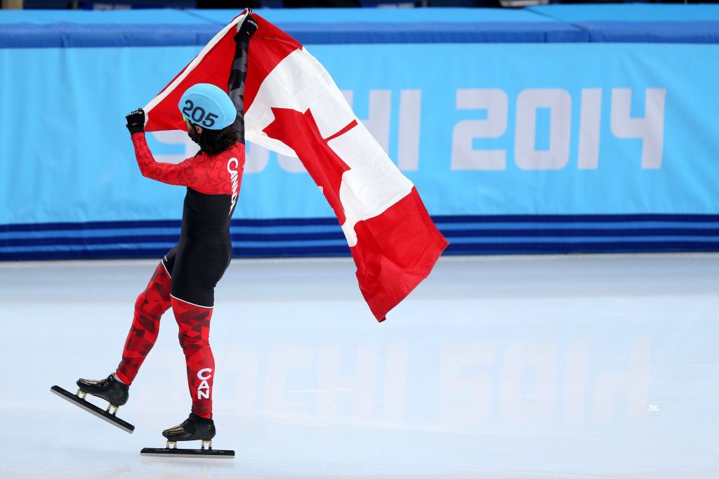 持有金牌的查尔斯·阿姆伦在索契奥运会上的加拿大短道速滑