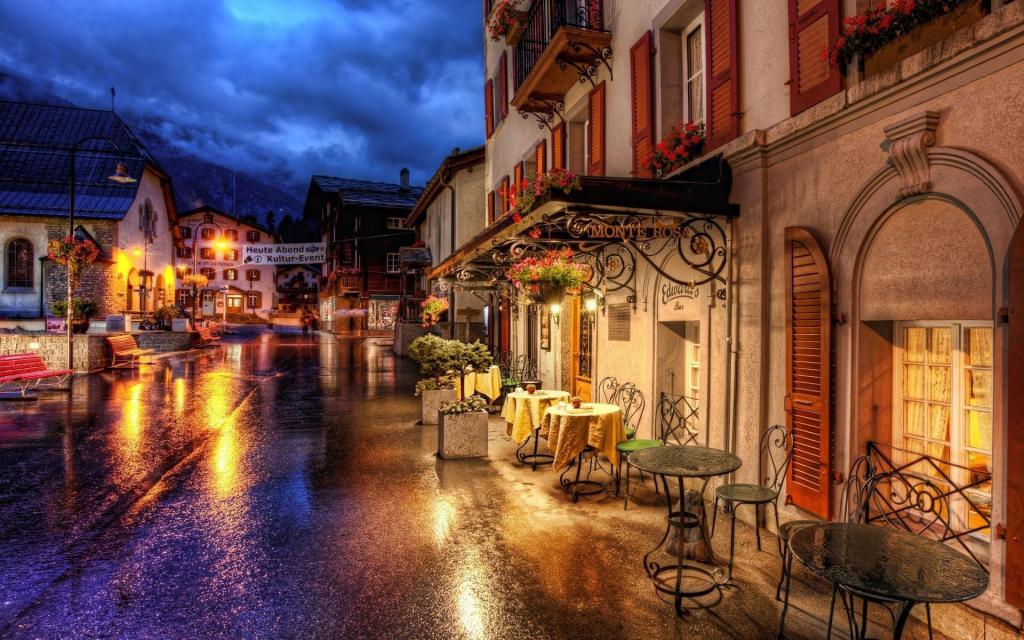 在雨中街上的咖啡馆在城里