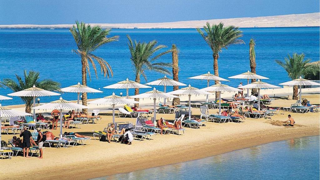 埃及赫尔格达度假胜地的金色沙滩