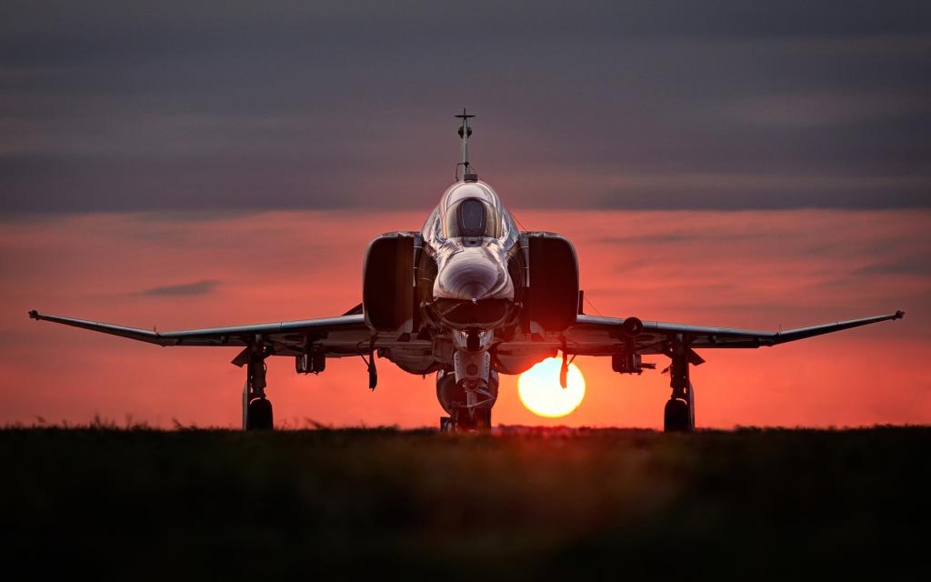 战斗机F-4幻影II站在日落背景