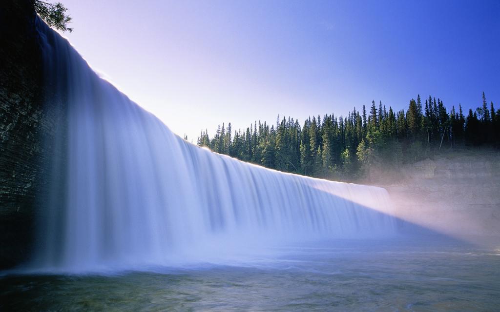 美丽的瀑布在加拿大