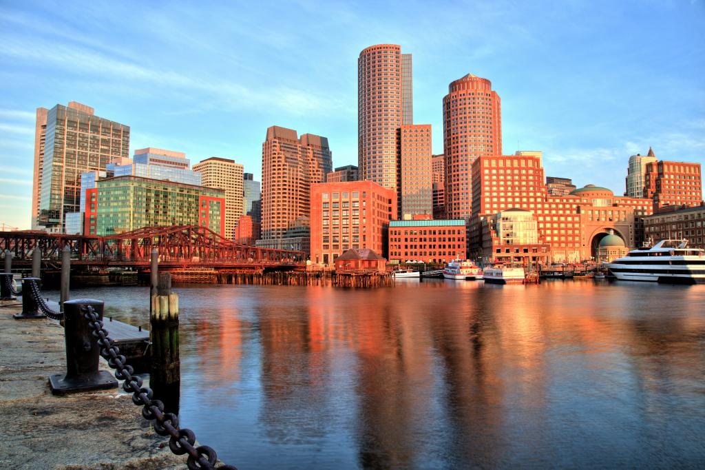 美国波士顿海岸的摩天大楼的视图
