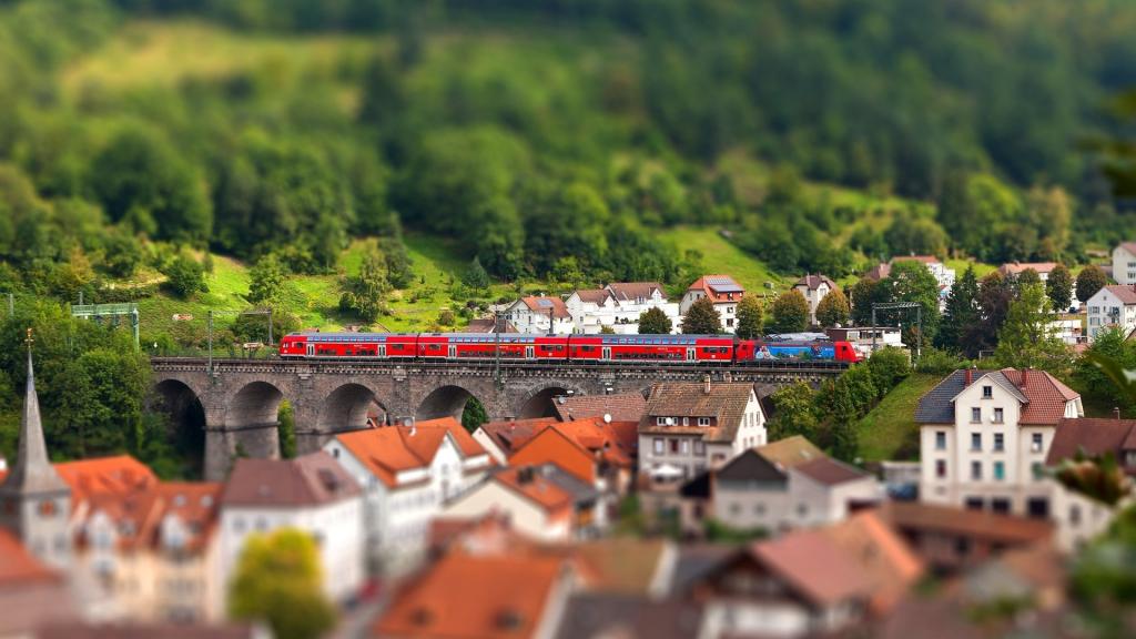 红色的火车在桥上