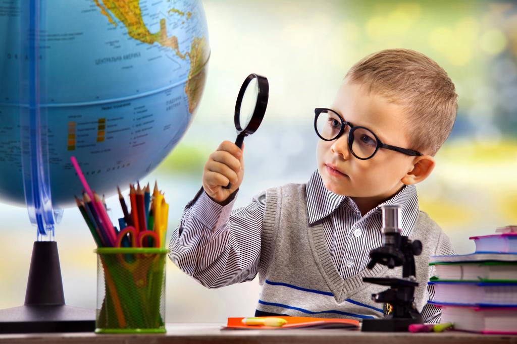 戴眼镜的小男孩探索全球