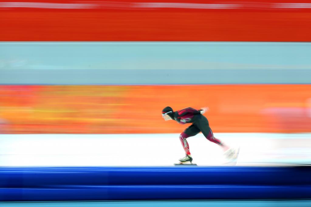 在索契奥运会上，在墙上速度滑冰