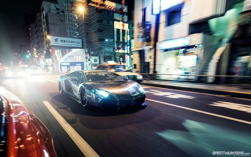 在街道上的兰博基尼Aventador在日本