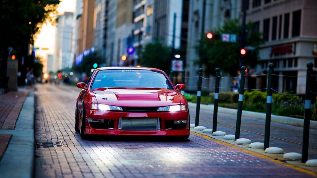 在城市街道上的红色日产GT-R