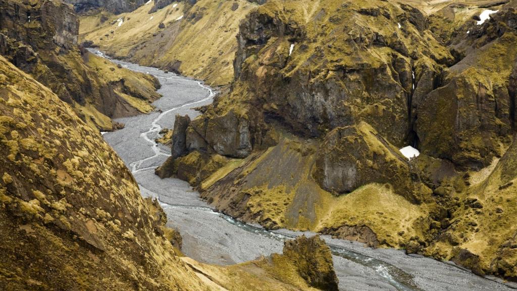 在冰岛的山区河流