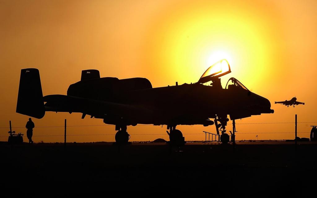军用飞机A-10在日落背景的雷电II