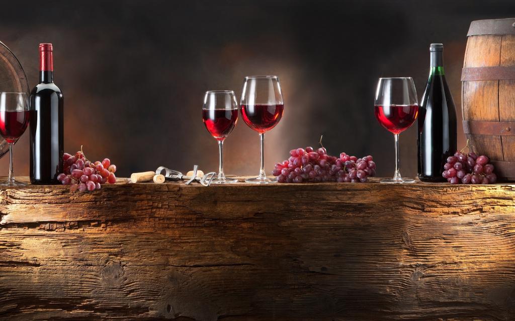 红酒和葡萄在一个木制的立场上
