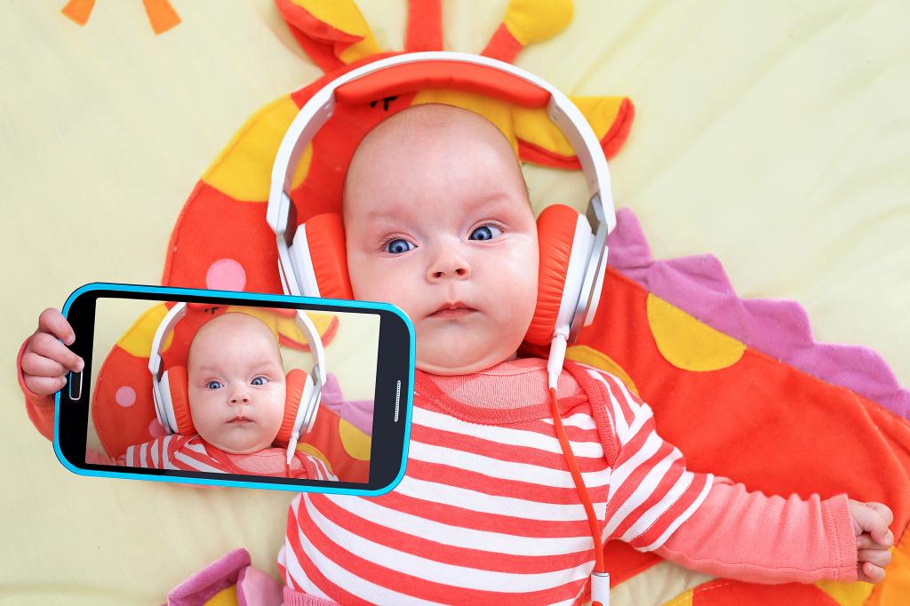 一个橙色耳机的婴儿使自拍