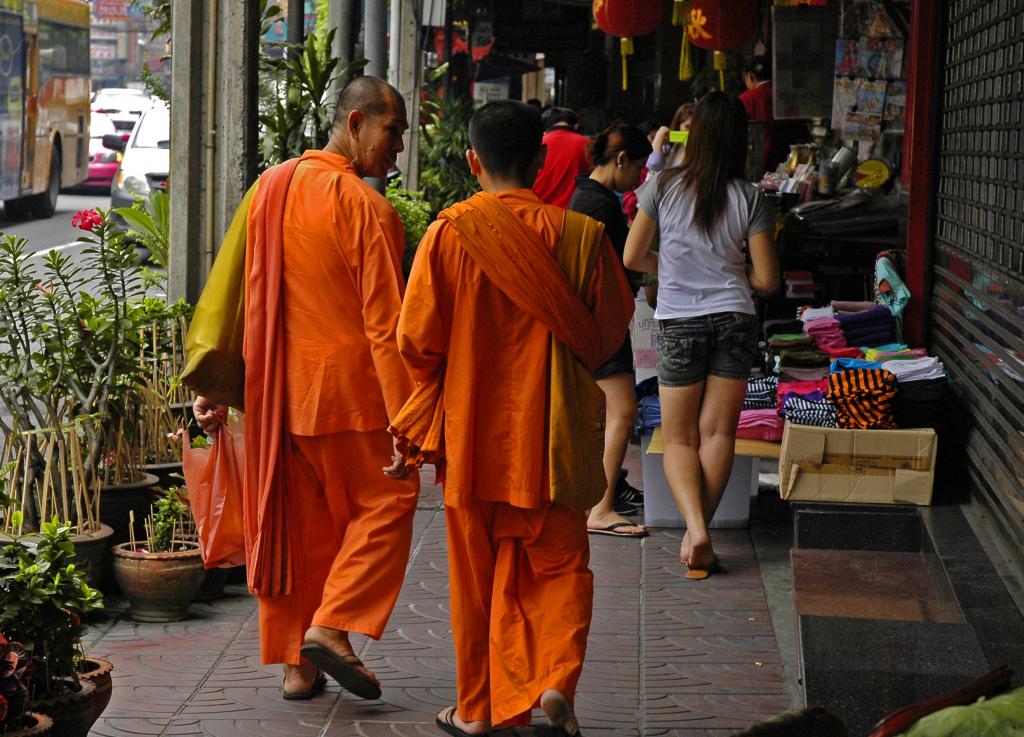 在一条街道上的和尚在曼谷，泰国