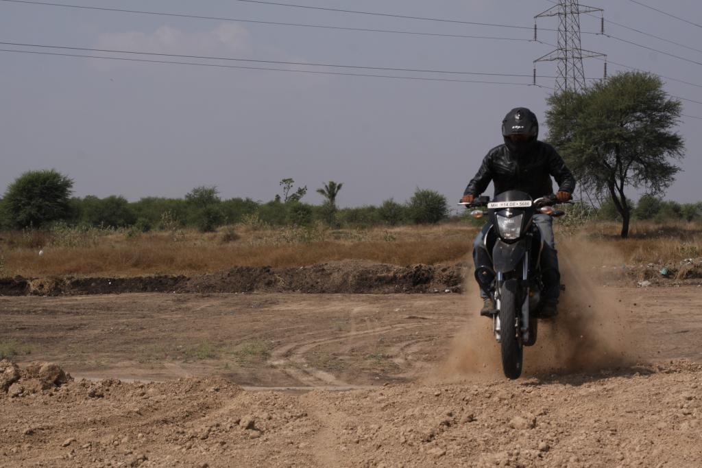 摩托车骑士在印度的道路上