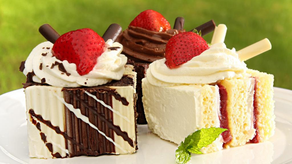 开胃蛋糕与奶油，巧克力和草莓