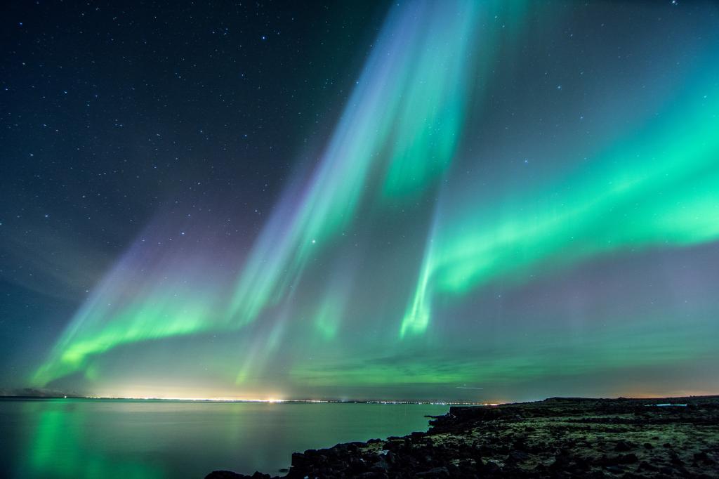 美丽的极光在夜晚的天空，冰岛