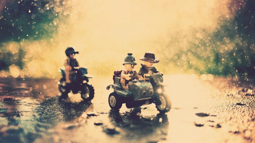 摩托车上的玩具击中了雨