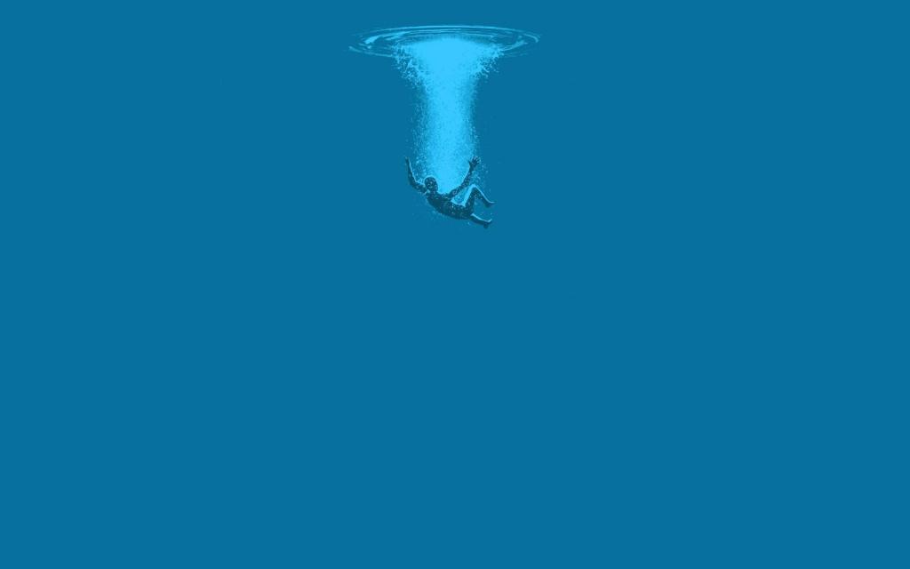 在水中，蓝色背景的人