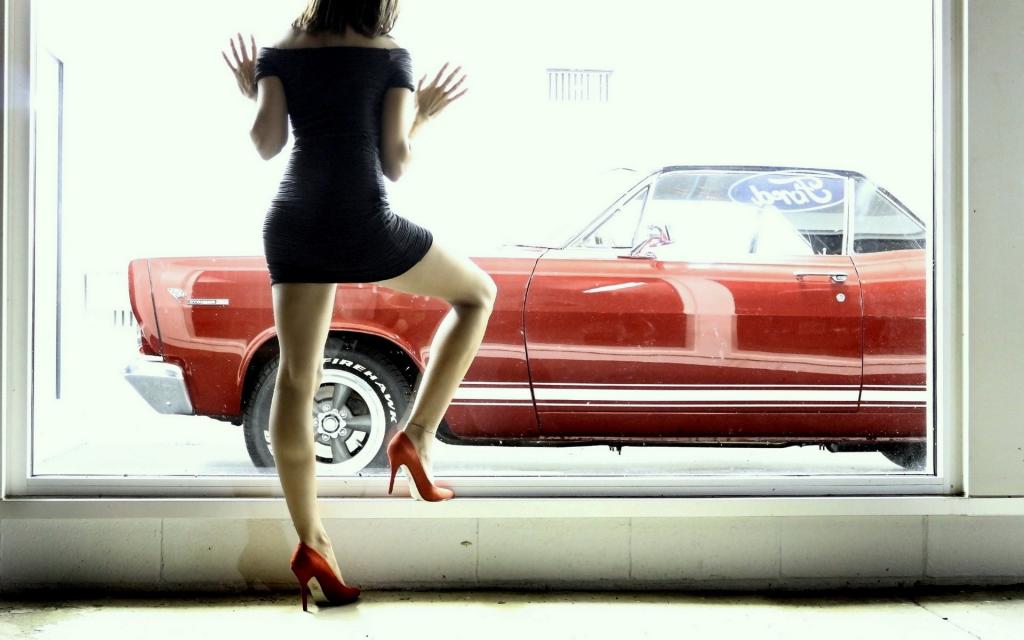 望着窗外的女孩在一辆红色的汽车