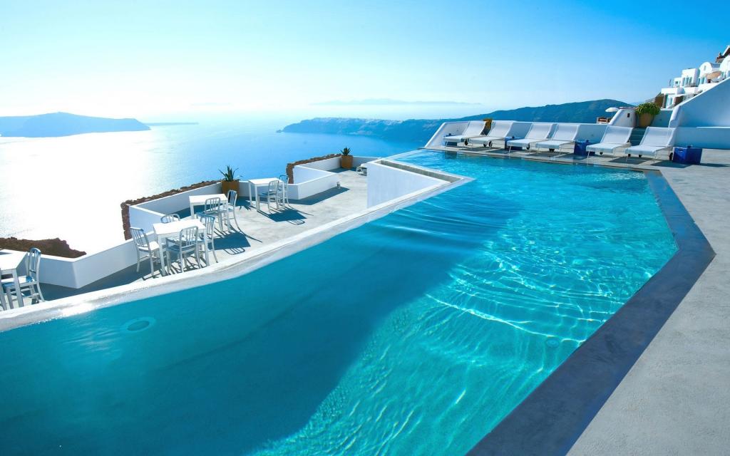 游泳池俯瞰大海，希腊圣托里尼酒店