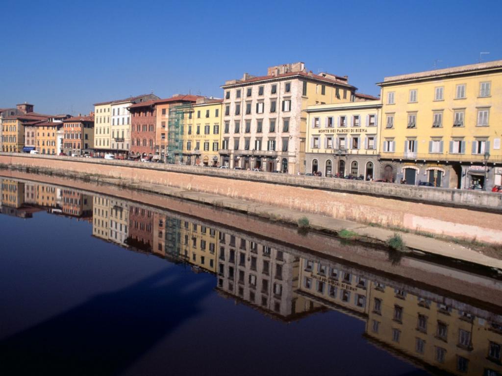 运河的河岸上的房子在比萨，意大利