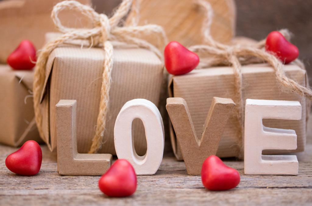 浪漫的礼物和题字爱用红色的心