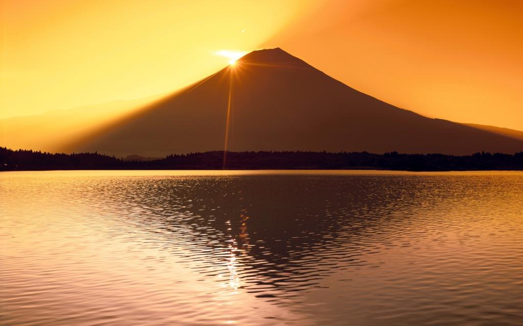 太阳隐藏在富士山后面