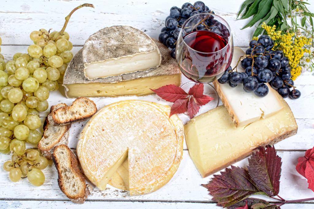 亲爱的奶酪与葡萄和红酒的桌子上的模具